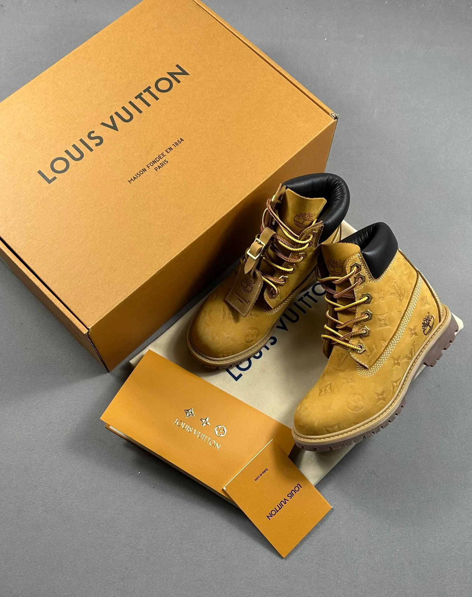 Local pick-up 💰1100 supports delivery. The same style of Jiaer is pure and original. Produced by Zhongshan Factory. Louis Vuitton As the first collaboration between the two parties, this shoe redefines the classic design of Timberland's 6-inch rhubarb boots. Timberland/Timberland's 6-inch all-over presbyopic rhubarb boots pay homage to the classic yellow boot shape of the 1996 Grandmaster Flash. Original hardware molded lace buckles. Newly upgraded top-notch craftsmanship. OEM by Zhongshan factory. Original imported leather. Independent private mold outsole, correct logo, not the wrong version on the market. Original and consistent full head-layer nubuck leather collar. All cow lining Brand new original packaging shoe box Exclusive supply to the market Official item number: 1AD7YN Size: 35 36 37 38 39 40 41 42 43 44 45 46